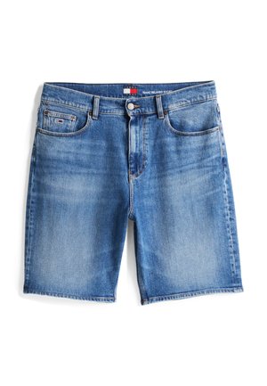Hellblaue Jeansshorts mit verwaschenem Effekt. Merkmale sind ein Knopfverschluss, fünf Taschen und ein gerader Schnitt mit einem rohen Saum.