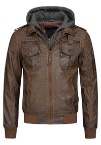Chaqueta de cuero marrón con una capucha gris desmontable, que presenta dos bolsillos en el pecho, cierre de cremallera y puños acanalados. Material texturizado y duradero.