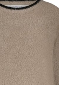 Pull beige avec une texture douce et duveteuse, doté d'un col rond bordé de noir. Le tissu semble confortable et léger.