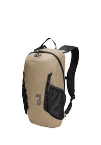Beige Jack Wolfskin-rugzak met zwarte zijvakken van gaas, gewatteerde zwarte schouderbanden en een dubbele ritssluiting aan de bovenkant.