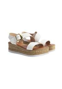 Sandales à plateforme blanches avec une semelle intermédiaire en jute tressé, une sangle à boucle et un dessus en cuir lisse. Présente une semelle intérieure rembourrée et une semelle extérieure en caoutchouc blanc.