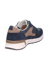 Baskets en daim bleu marine et marron avec semelle blanche rembourrée, doublure intérieure en textile et col rembourré vues de l'arrière droit.