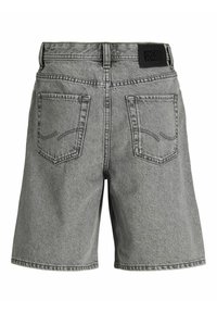 Grå denimshorts med två bakfickor och en svart varumärkesetikett på midjebandet, synlig bakifrån.