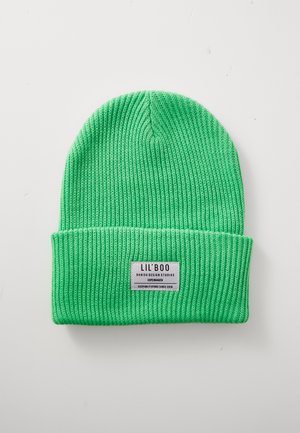 Groene gebreide beanie met een geribbelde textuur en een opgerolde rand. Bevat een rechthoekig label met de merknaam en herkomstgegevens.