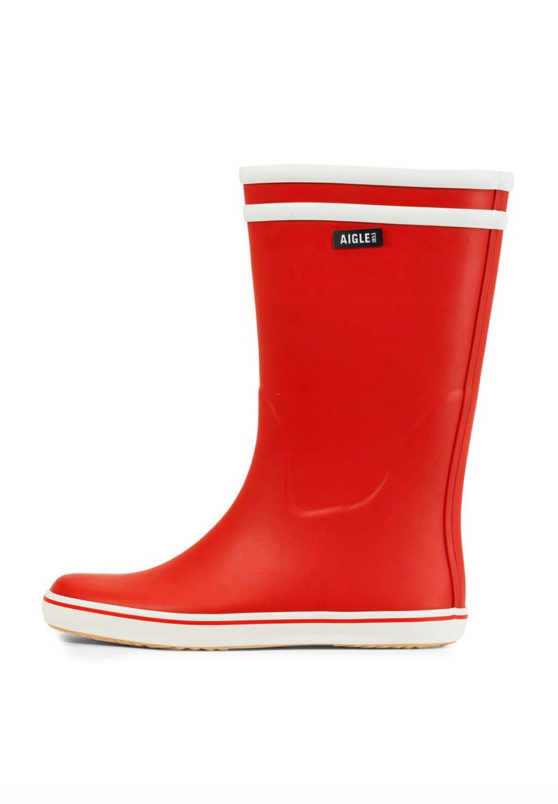 Botte en caoutchouc rouge avec un tige haute. Accents blancs près du haut et à la base. Texture lisse avec un bout arrondi et un patch logo sur le côté.
