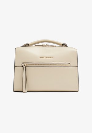 Beige leren handtas met bovenhandvat, voorvak met rits, polsbandje en een gouden merklogo gecentreerd boven de ritssluiting.