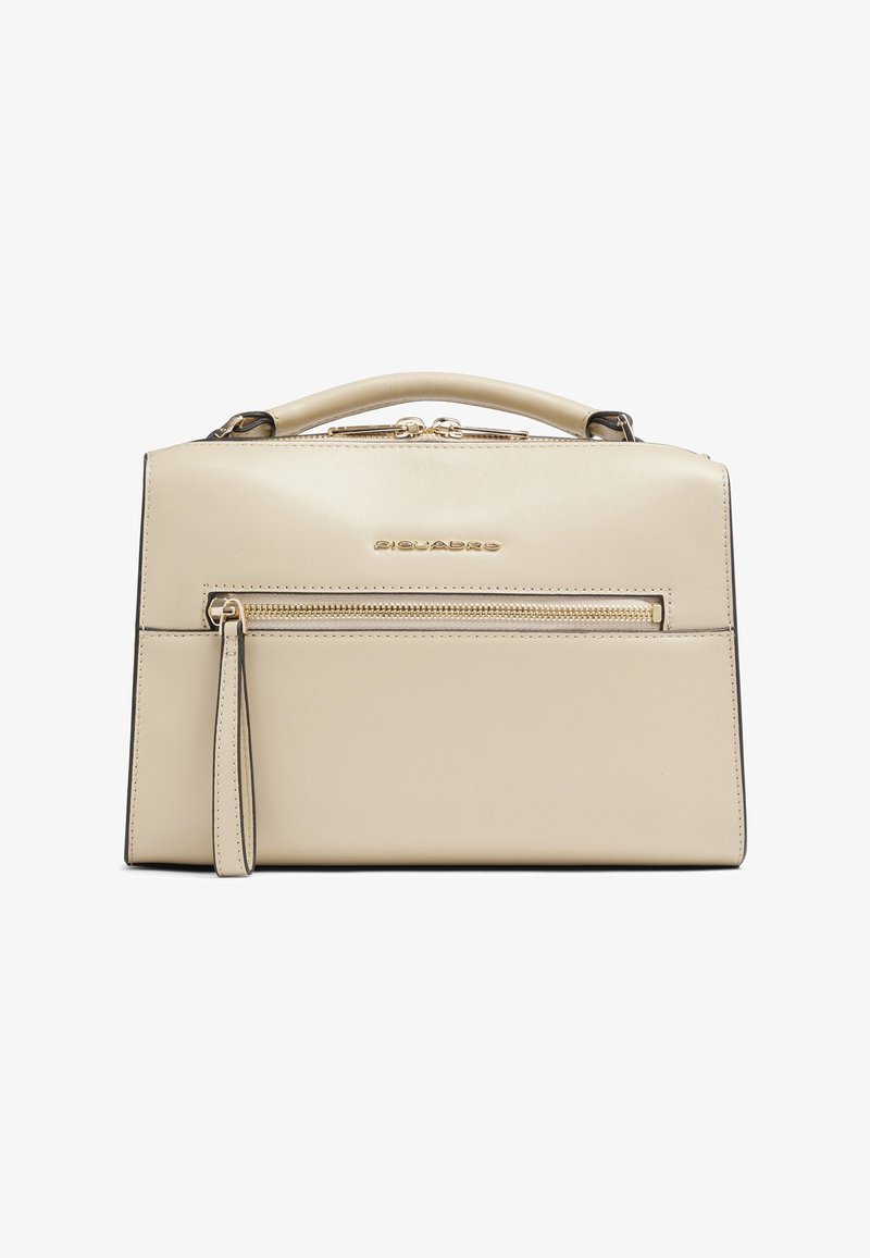 Bolso de cuero beige con asa superior, bolsillo frontal con cremallera, correa para la muñeca y logo de la marca dorado centrado sobre la cremallera.