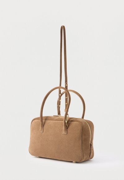 Ορθογώνια τσάντα ώμου από ταμπά σουέτ με δύο κοντές λαβές, ένα ρυθμιζόμενο μακρύ λουρί και χρυστό φερμουάρ κατά μήκος του πάνω άκρου.