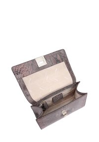 Sac à main à motif serpent brun avec une surface texturée et une fermeture magnétique. L'intérieur présente une doublure claire et une petite poche.