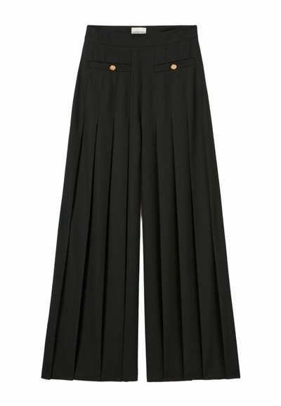 Pantaloni neri a gamba larga con un design plissettato, dotati di due tasche frontali e bottoni dorati sulle alette delle tasche. Tessuto dalla texture liscia.