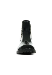 Bota de tobillo de goma negra con paneles laterales elásticos, suela texturizada y acabado brillante, diseñada para ser resistente al agua y duradera.