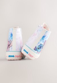 Baskets montantes pour enfants avec un motif tie-dye pastel, avec les personnages Stitch et Angel de Disney sur les côtés et des semelles avec logo.