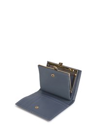 Portefeuille en cuir bleu clair, avec fermeture à pression, plusieurs emplacements pour cartes et un compartiment à pièces en ton doré avec un fermoir. Design plié.