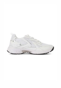 Witte sport sneaker met een mesh bovenwerk, gestructureerde synthetische accenten, zachte veters en een zwarte rubberen zool voor grip.