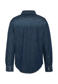 Donkerblauwe denim blouse met een kraag, knoopsluiting bij de mouwen en een ronde zoom. De stof heeft een gladde textuur met subtiele vervaging.