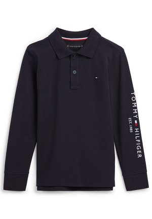 Sort langærmet polo-skjorte med krave, to knapper, lille flaglogo på brystet og teksten "Tommy Hilfiger EST. 1985" på højre ærme.