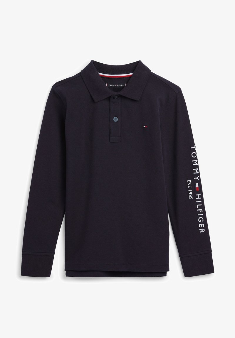 Schwarzes Polohemd mit langen Ärmeln, Kragen, zwei Knöpfen, kleinem Flaggenlogo auf der Brust und dem Schriftzug "Tommy Hilfiger EST. 1985" am rechten Ärmel.