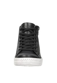 Zwarte leren high-top sneaker met veters, gestructureerde bovenkant en zijrits. Witte rubberen zool met zigzagpatroon.