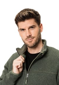 Grüne Fleecejacke mit hohem Kragen, strukturiertem Stoff, vorderem Reißverschluss und dezentem Logo-Detail auf der Brust.