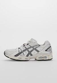 GEL-NIMBUS 9 UNISEX - Športni copati - cream/black