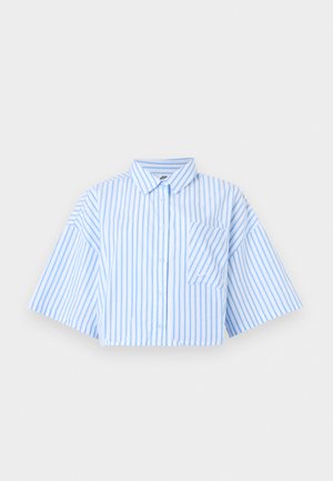 Vartaloon leikattu nappipaita, jossa vaaleansiniset pystysuorat raidat, leveät hihat, terävä kaulus ja edessä tasku, jossa pieni Nike-logo.