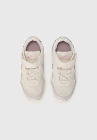 Baskets beige clair avec des accents gris et lavande. Tige en maille et synthétique, bout rond, fermeture par lacets et Velcro, col rembourré.