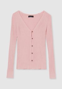 Cardigan rose côtelé à col en V avec manches longues et cinq boutons sur le devant, posé à plat sur un fond blanc.