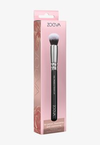 ZOEVA Gesichtsbürste mit einem dichten, weißspitzen Borstenkopf, schlankem silbernen Ferrule und schwarzem Griff; verpackt in einer pinken Box mit Branding.