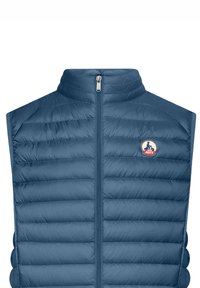 Gilet matelassé bleu marine avec un col montant, présentant des coutures horizontales, une fermeture éclair à l'avant et un écusson logo sur la poitrine gauche.