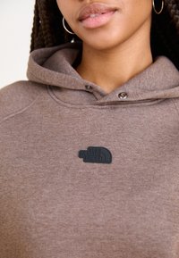 The North Face RELAXED HOODIE - Ikdienas džemperis - smokey brown heather