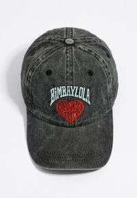 Cappello di denim nero con visiera curva, caratterizzato da testo ricamato blu chiaro e rosso e un design a cuore. Bottone sulla parte superiore e fori di ventilazione.