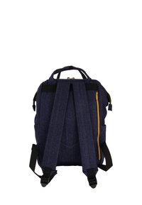 Sac à dos en tissu bleu foncé avec des bretelles rembourrées et réglables. Comprend une fermeture éclair dorée et une poche latérale. Forme rectangulaire avec une surface texturée.