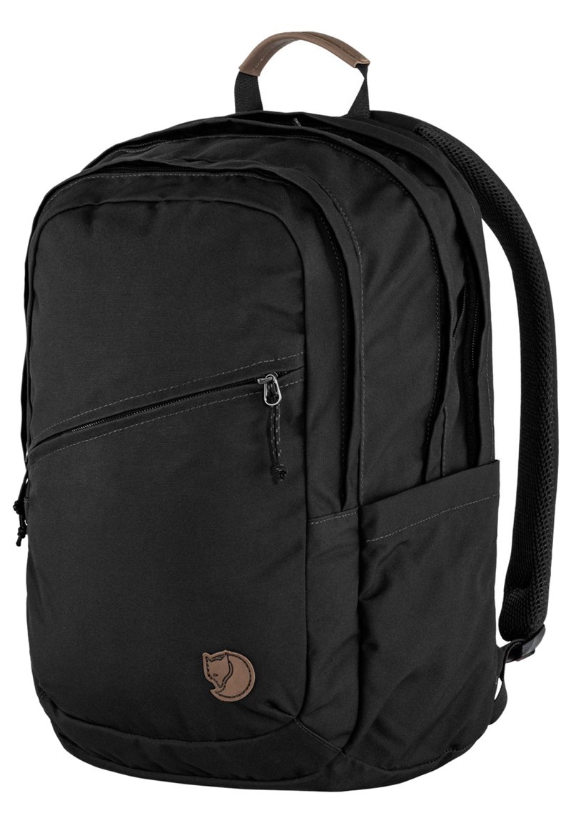 Zaino in tessuto nero con molteplici scomparti, una texture liscia, cuciture rinforzate e un accento in pelle marrone con il logo sulla parte anteriore.
