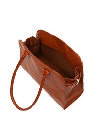 Brązowa skórzana torba typu tote z dwiema długimi uchwytami, otwartym topem i gładką teksturą wnętrza. Brak widocznych zewnętrznych elementów metalowych czy zdobień.