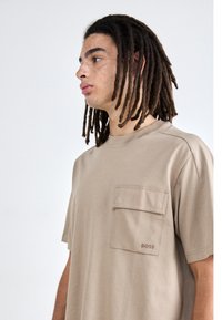 BOSS POCKET - Jednoduché tričko - open brown