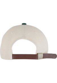 Șapcă de baseball bej cu o bandă ajustabilă maronie, un buton superior verde și orificii de ventilație. Materialul are o textură netedă.