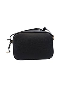 Borsa a tracolla nera in pelle con finitura testurizzata, forma rettangolare, chiusura con zip superiore e tracolla regolabile. Presenta dettagli in metallo color oro.