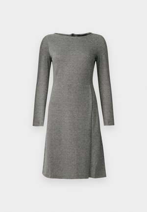 Robe grise à manches longues avec un col rond, tissu texturé, silhouette légèrement évasée et une fente discrète sur le côté. Pas de quincaillerie visible.