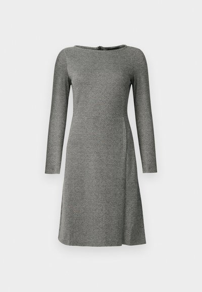 Abito grigio a maniche lunghe con scollatura rotonda, tessuto testurizzato, silhouette leggermente svasata e una fessura laterale discreta. Nessun elemento hardware visibile.