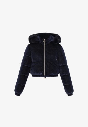 Tummansininen puffatakki, jossa on tekoturkisvuorattu huppu, vetoketjusulku ja metalliset yksityiskohdat. Takissa on lyhyempi malli ja ribbaatut hihansuut.