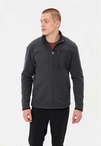 Hall hallifliisist jakk ruudulise mustriga, lukuavaga rinnatasku, kõrge krae ja mustade detailidega õlgadel. Kerge disain.