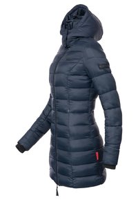 Manteau long en duvet bleu marine avec capuche, présentant des sections matelassées, une fermeture éclair intégrale et des poignets côtelés noirs. Petite étiquette de marque sur la manche.