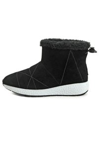 Schwarze Wildleder-Stiefelette mit einem flauschigen grauen Fellbund, weißer strukturierter Sohle und dekorativer weißer Naht. Rundliche Zehenform und Zuglasche hinten.