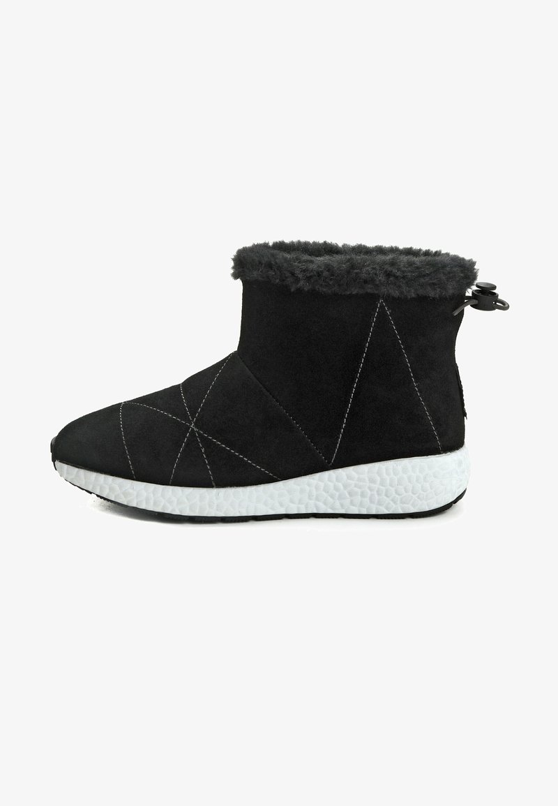 Botín de ante negro con un suave puño de piel de piel gris, suela texturizada blanca y costuras decorativas blancas. Punta redondeada y tira en la parte trasera.