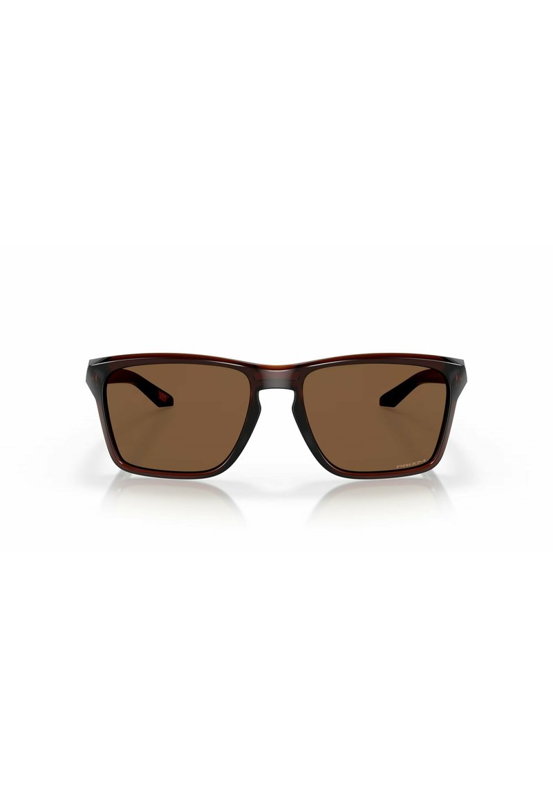 Occhiali da sole con montatura rettangolare di colore marrone, realizzati in plastica tartarugata scura, con eleganti accenti sulle astine e dettagli minimi.