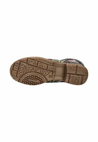 Scarpa con motivo floreale verde e suola in gomma marrone texturizzata. Presenta un design piatto e robusto con punta arrotondata e tallone rinforzato.