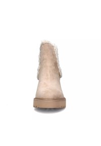 Stivale ankle beige con un'esterno in suede liscio, rivestito di pelliccia lungo il bordo superiore, punta rotonda e suola in gomma texturizzata.