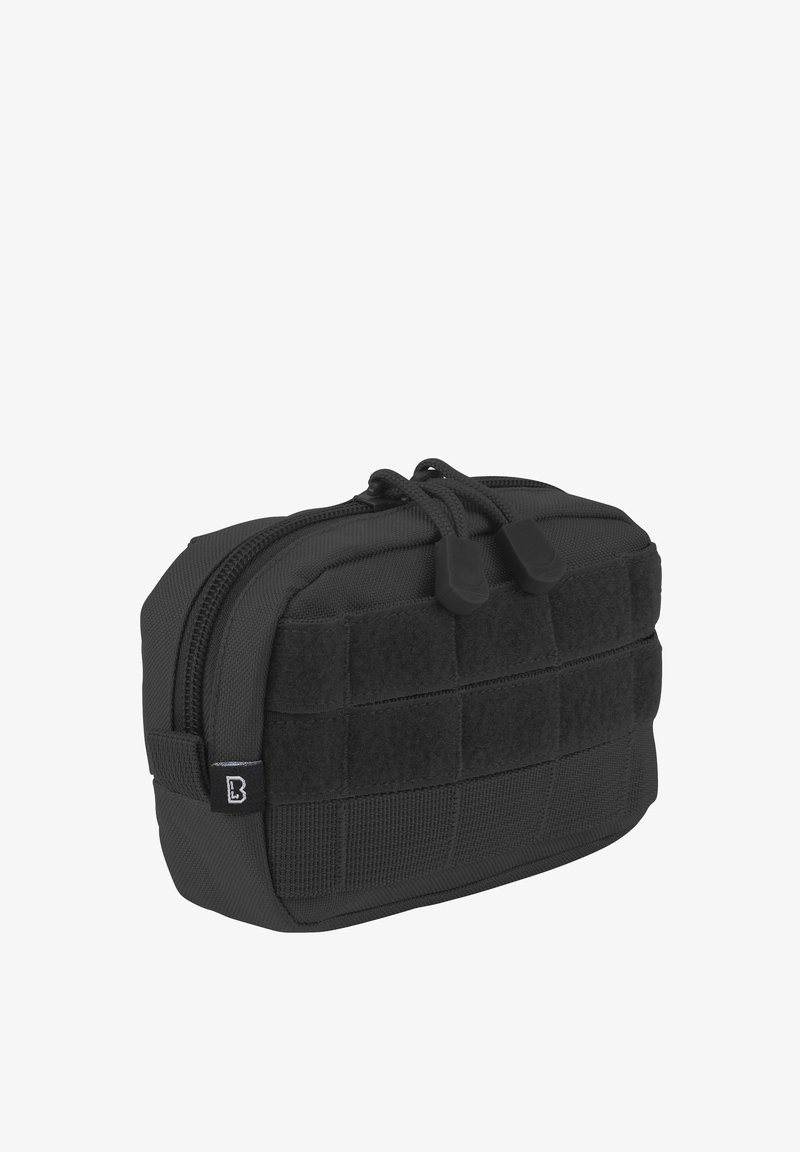 Kompaktiška juoda taktinis krepšys su dviem užtrauktukų trauktais ir siuvinėta tinklelio juosta priekyje tvirtinimui, pagamintas iš patvarios medžiagos.