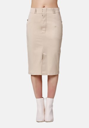 Jupe crayon beige à hauteur des genoux, confectionnée en tissu lisse avec une fente devant, des poches zippées décoratives et des détails de taille cintrée.