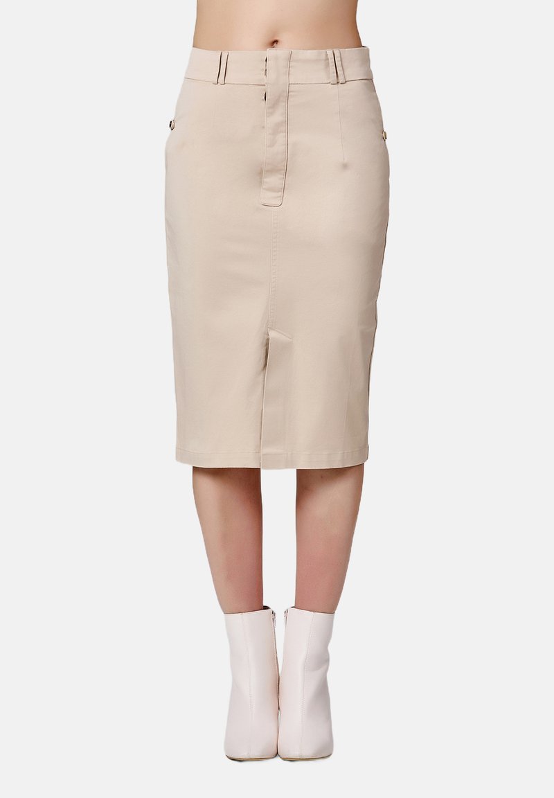 Jupe crayon beige à hauteur des genoux, confectionnée en tissu lisse avec une fente devant, des poches zippées décoratives et des détails de taille cintrée.